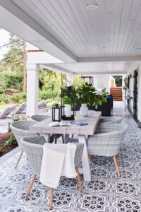 trang-tri-ban-cong-voi-sofa-may-nhua