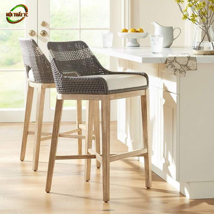 Bàn Ghế Quầy Bar GB013 Bàn Ghế Quầy Bar GB013 với ghế bar có tay vịn, khung gỗ sáng và lưng đan nâu