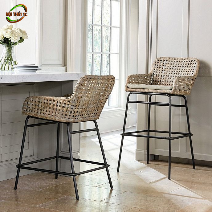 Bàn Ghế Quầy Bar GB015 Bàn Ghế Quầy Bar GB015 với hai ghế bar lưng đan, tay vịn và chân kim loại thanh