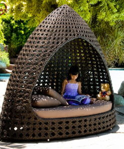 Ghế tổ chim mây nhựa GTC06 với ghế nghỉ dáng giọt nước đan nâu, lòng ghế rộng và đệm nâu