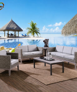 Bàn Ghế Sofa Mây Nhựa MN007 với cụm sofa ngoài trời tông xám, đệm sáng và bàn trà khung thanh