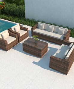 Bàn Ghế Sofa Mây Nhựa MN008 với sofa góc đan nâu, đệm kem và bàn trà thấp đồng bộ