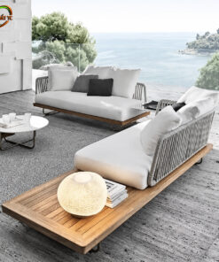Bàn Ghế Sofa Mây Nhựa MN009 với sofa khung gỗ sáng, đệm trắng xám và bàn tròn thấp