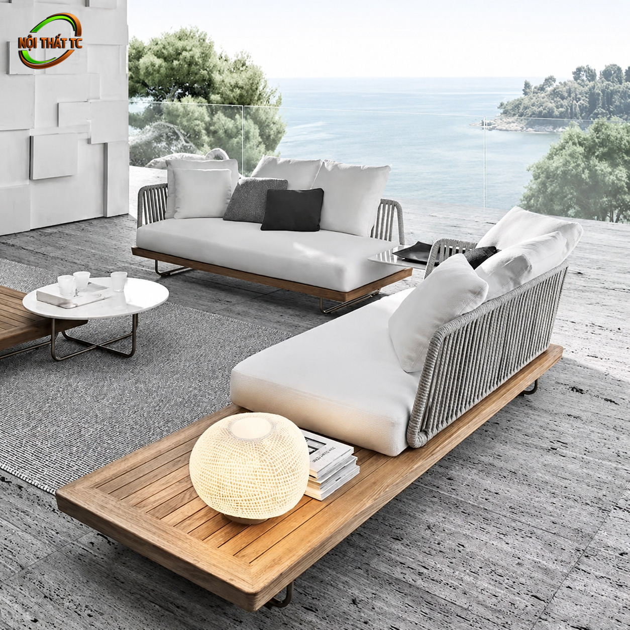 Bàn Ghế Sofa Mây Nhựa MN009 Bàn Ghế Sofa Mây Nhựa MN009 với sofa khung gỗ sáng, đệm trắng xám và bàn tròn thấp