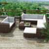 Bàn Ghế Sofa Mây Nhựa MN010 với sofa góc đan nâu, đệm sáng và bàn trà vuông