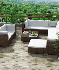 Bàn Ghế Sofa Mây Nhựa MN010 với sofa góc đan nâu, đệm sáng và bàn trà vuông