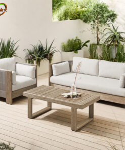 Bàn Ghế Sofa Mây Nhựa MN011 với sofa dài, ghế đơn khung gỗ sáng, đệm kem và bàn trà chữ nhật