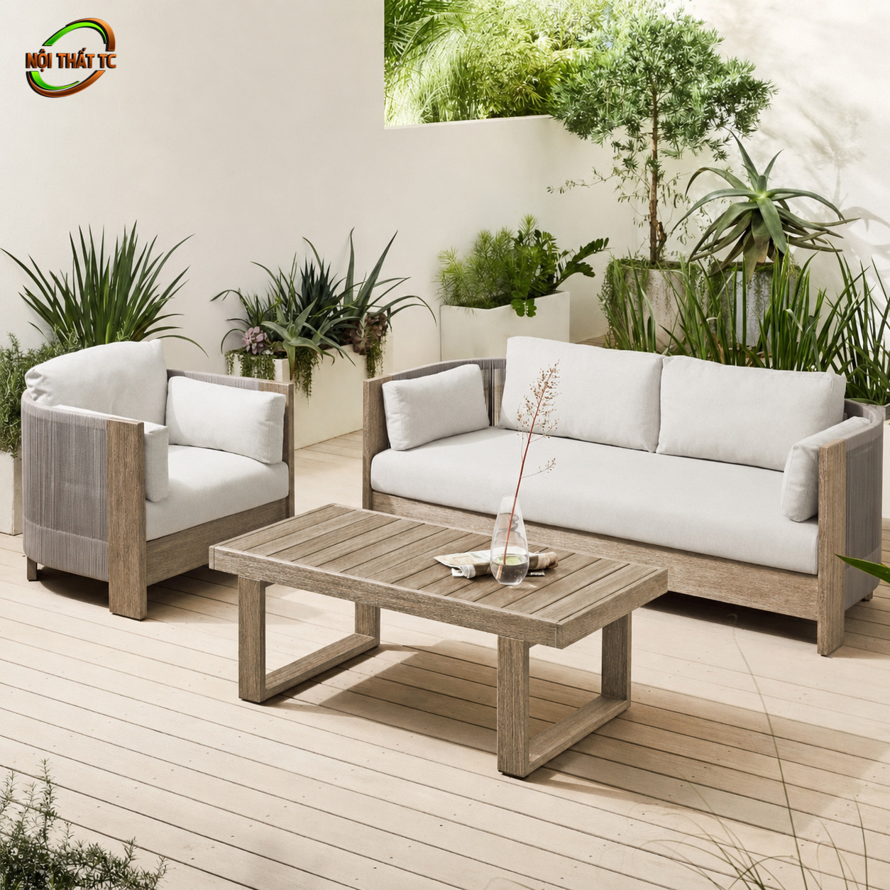 Bàn Ghế Sofa Mây Nhựa MN011 Bàn Ghế Sofa Mây Nhựa MN011 với sofa dài, ghế đơn khung gỗ sáng, đệm kem và bàn trà chữ nhật