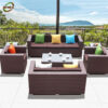 Bàn Ghế Sofa Mây Nhựa MN012 với sofa góc tông nâu đỏ, đệm trắng và bàn trà sáng
